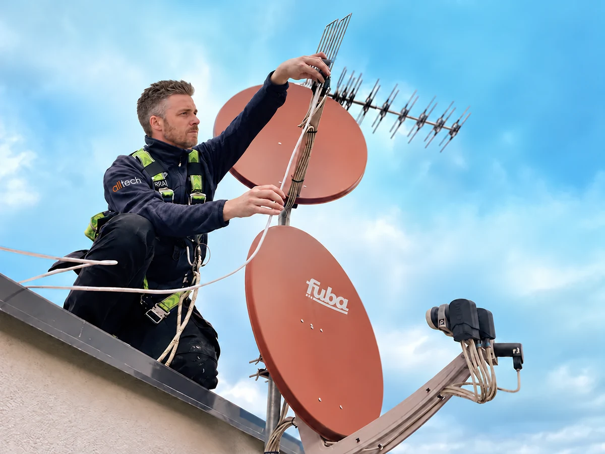 Intervention d’un technicien Alltech sur une installation d’antennes et de paraboles en toiture.