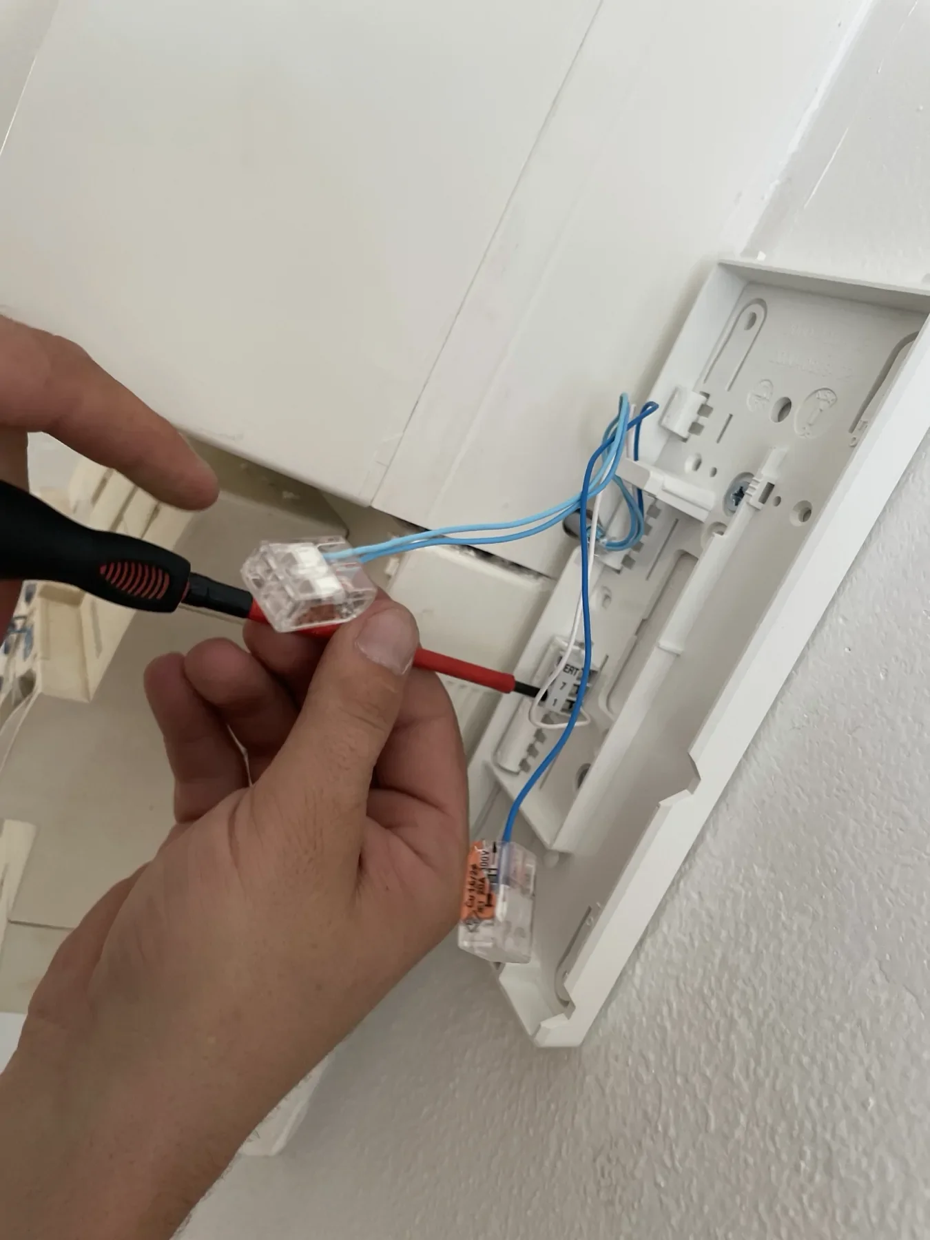 Raccordement du moniteur intérieur d’interphonie.