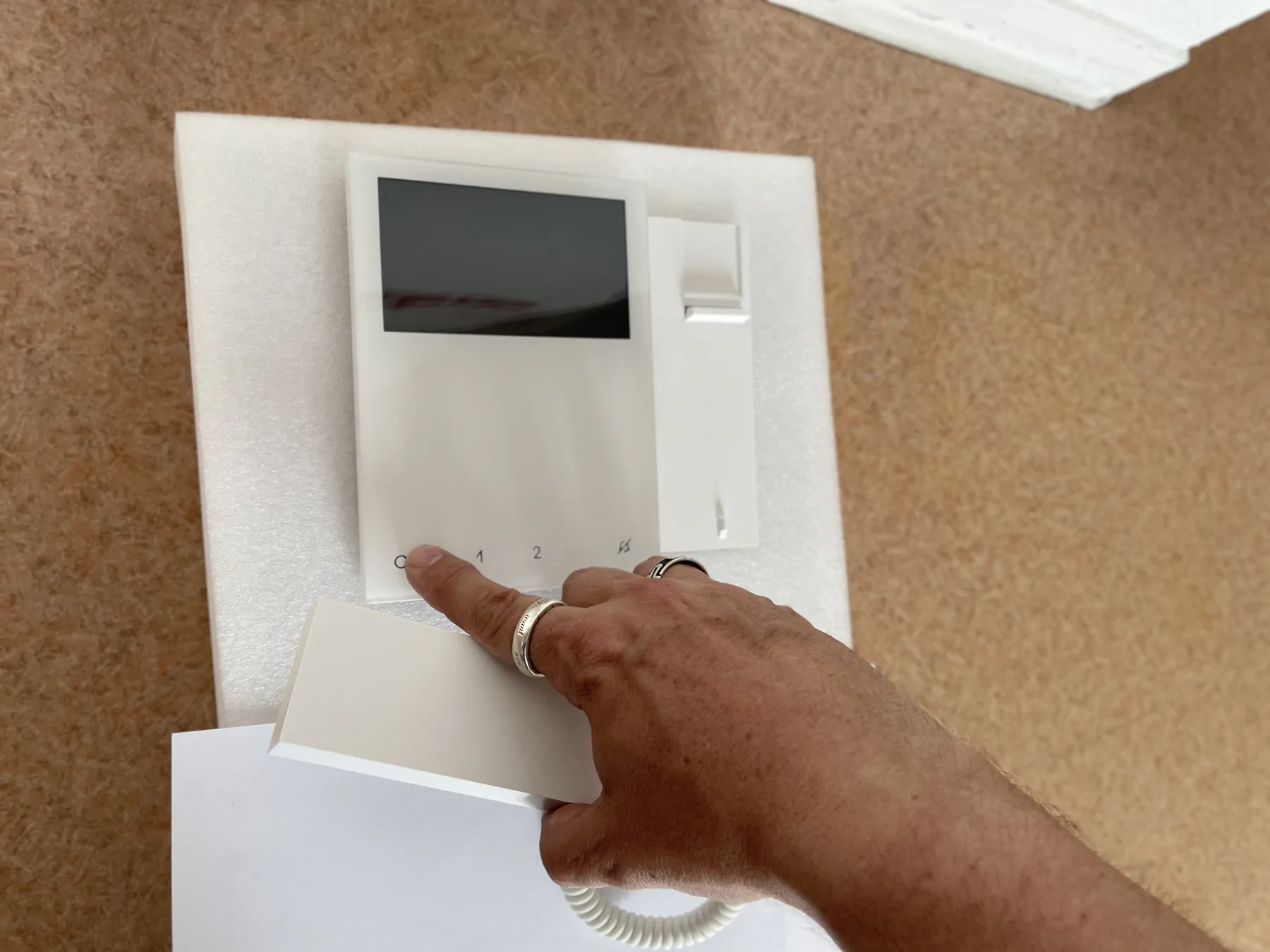 Essai d’un moniteur de visiophonie installé dans un logement.