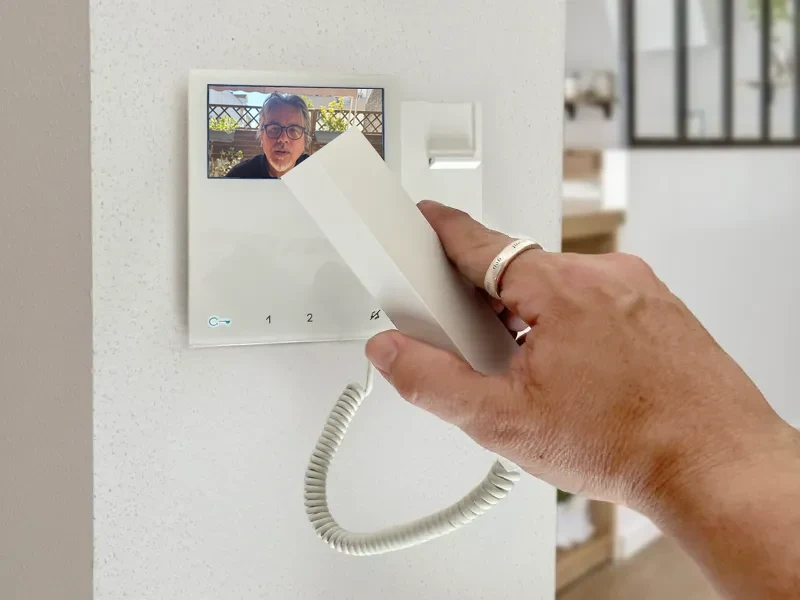 Photo du visiteur affichée sur le moniteur d’un interphone vidéo.
