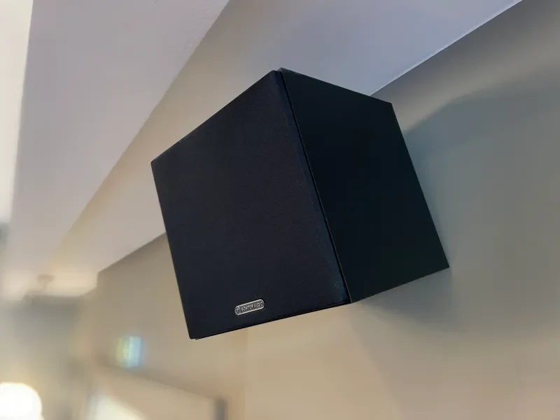 Enceinte installée pour la diffusion sonore.