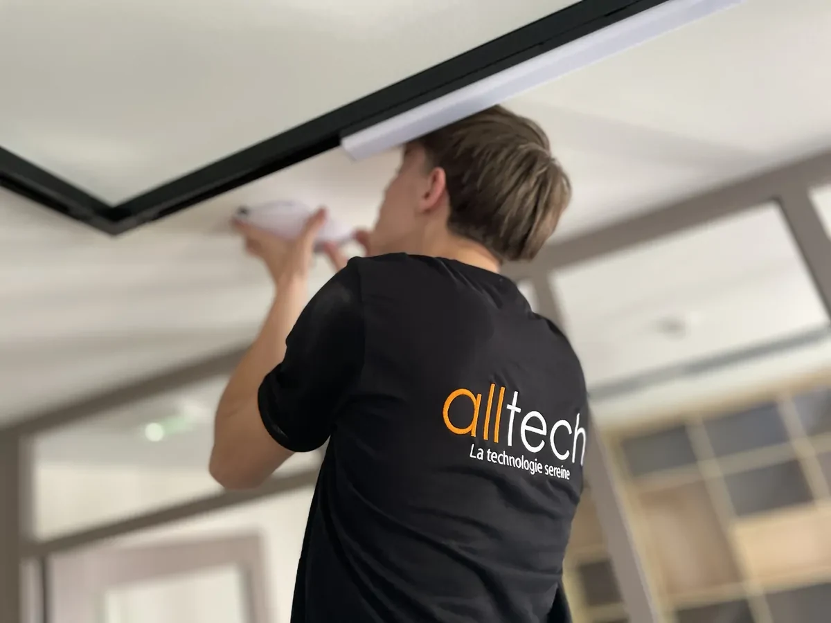 Pose d’un point d’accès Wi-Fi au plafond.