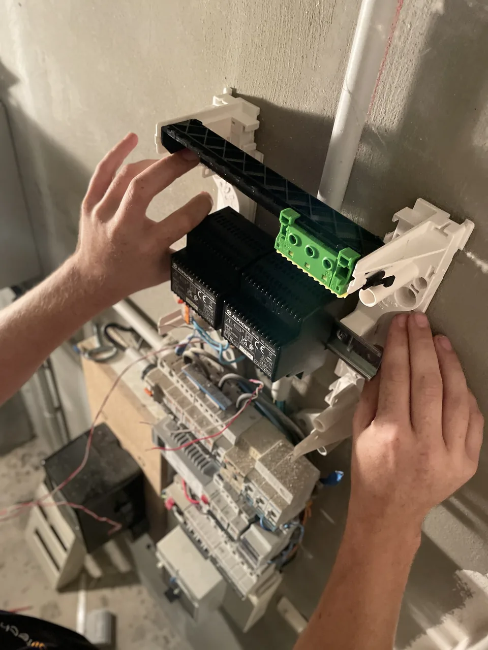 Intervention réelle sur un tableau électrique : pose d’un module.
