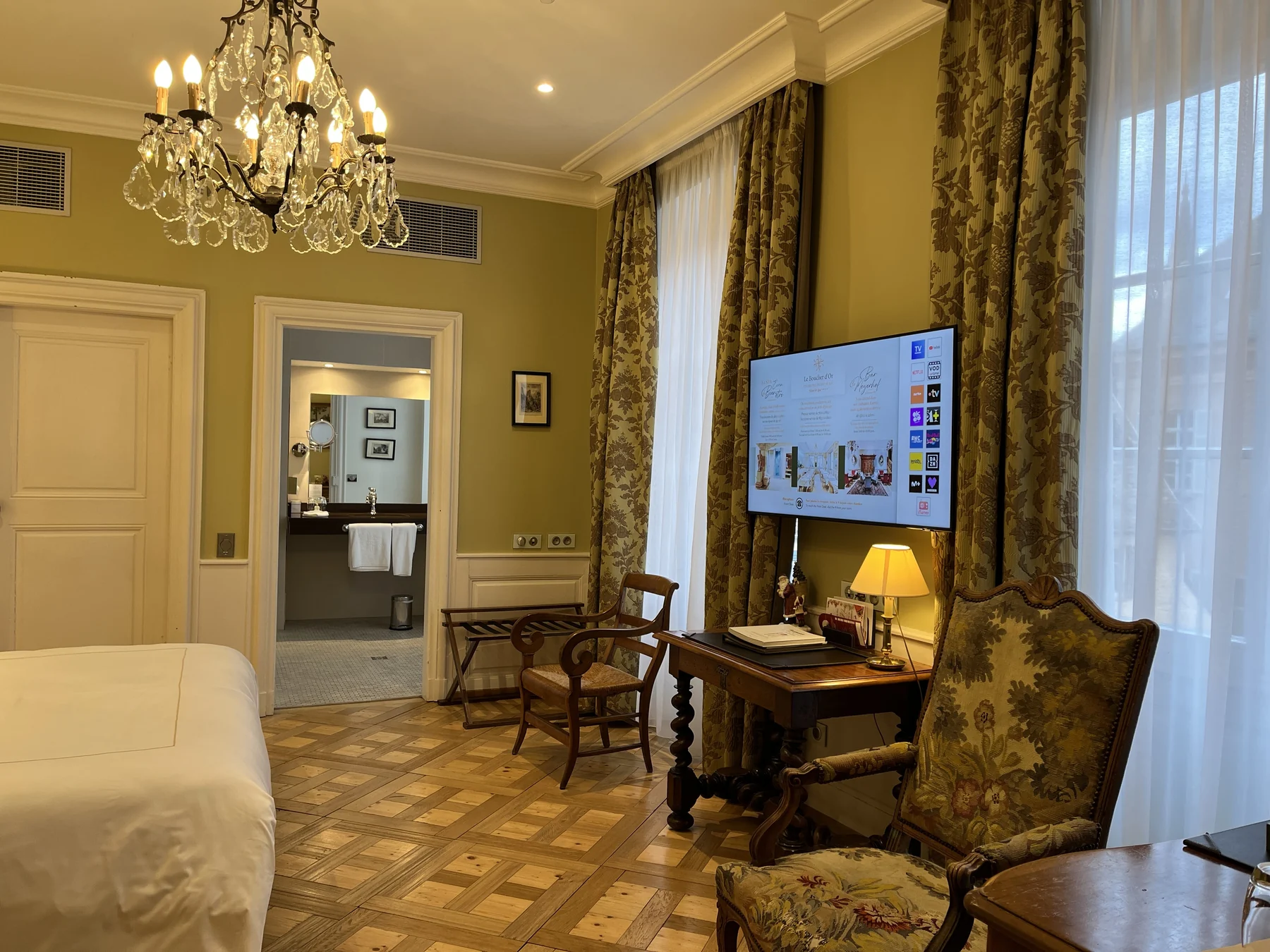 Téléviseur installé dans une chambre du Bouclier d’Or.