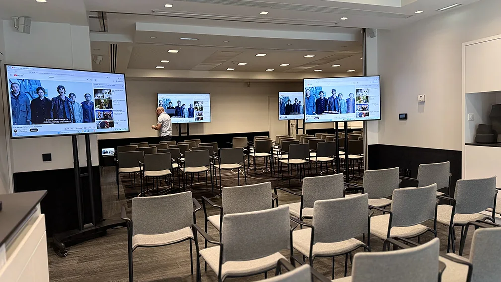 Salle de réunion équipée pour la visioconférence et le partage de contenu.